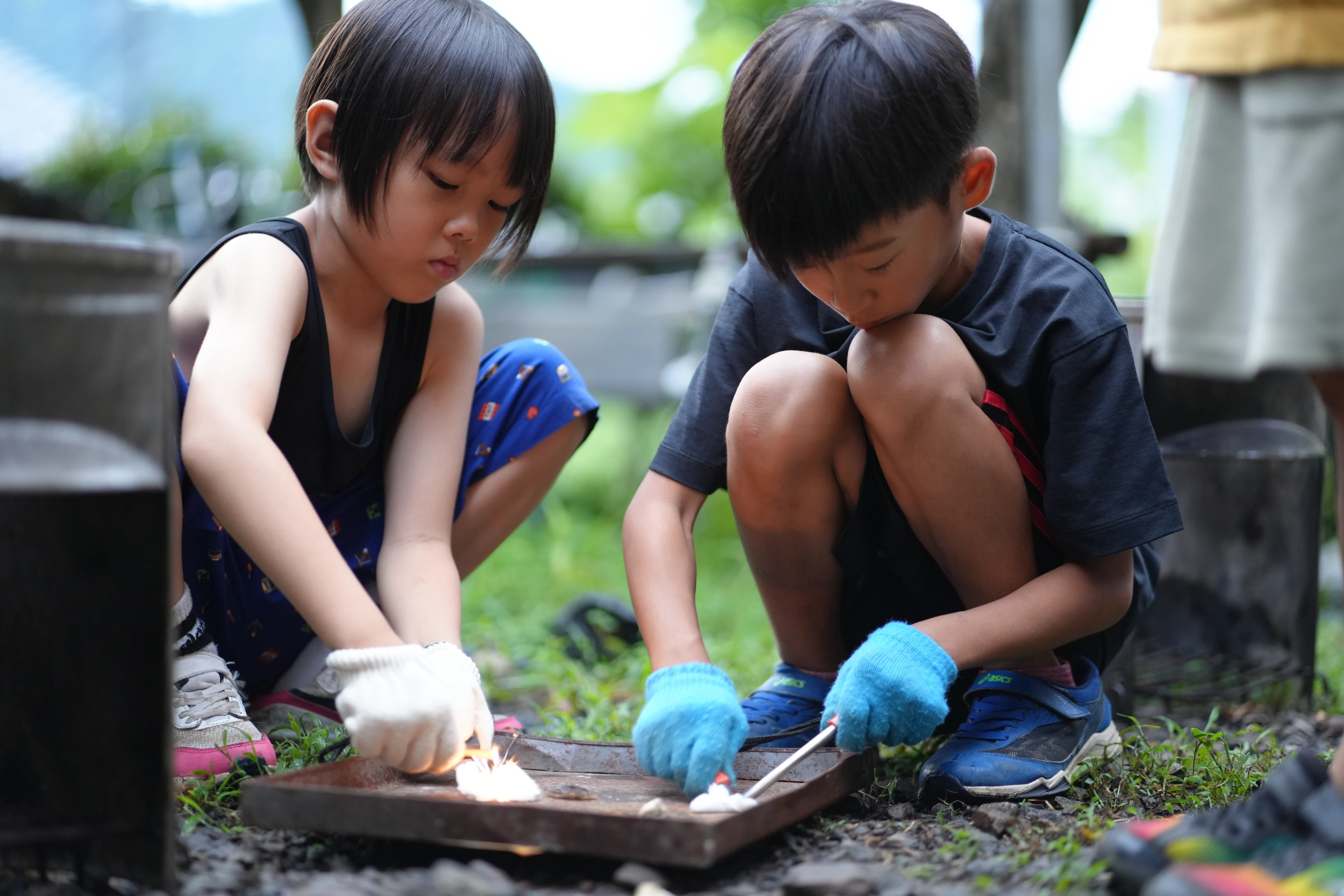 火おこしに挑戦する子どもたち
