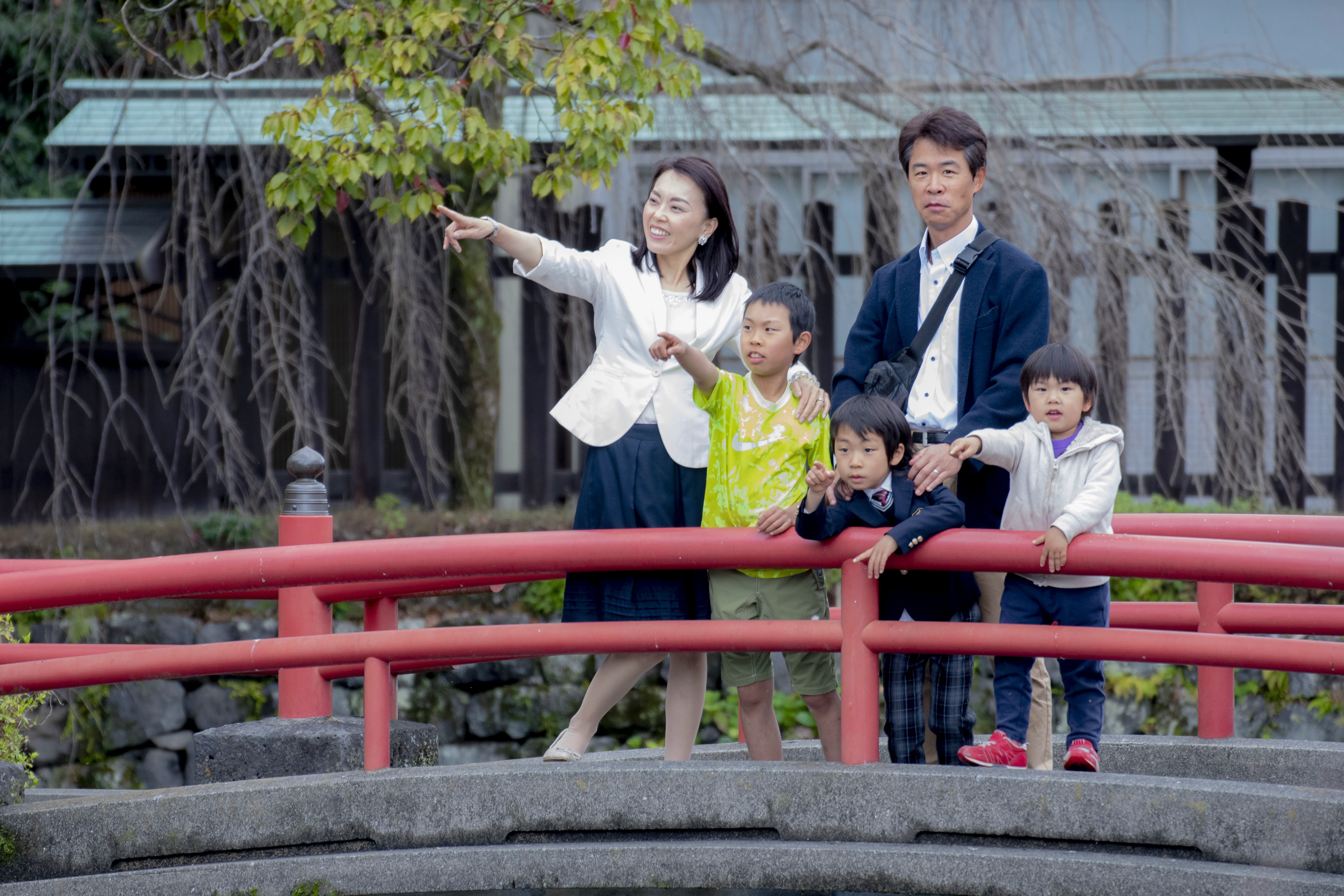 橋の上で家族と